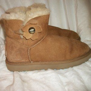 AUTHENTIC UGG SUEDE CARMEL COLOR FLOWER BUTTON PULL ON BOOTS EUC SZ 10